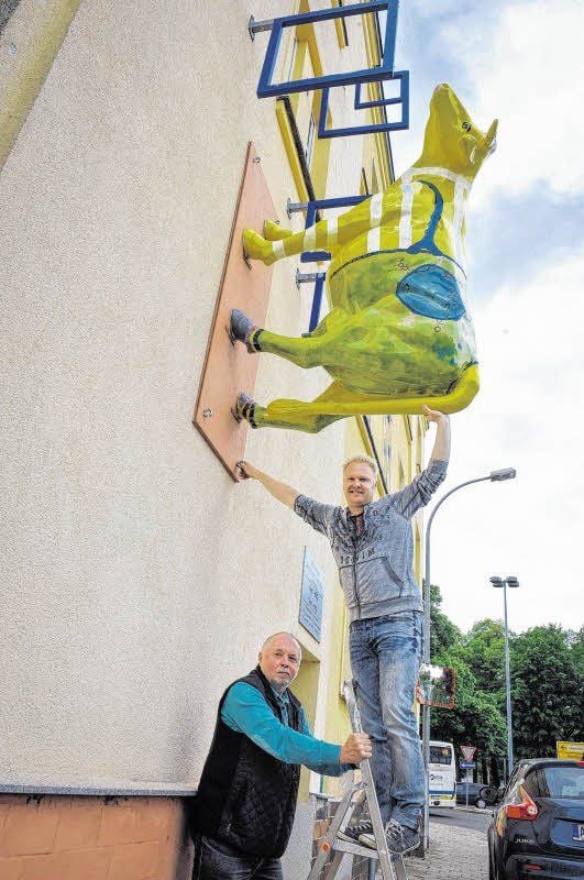 Die von der Firma ABC Immobilien GmbH gesponserte Kuh hat Lars Herold, Inhaber der Köthener Kinder- und Bowlingwelt, an der Fassade seines Hauses in der Langen Straße 52 anbringen lassen.