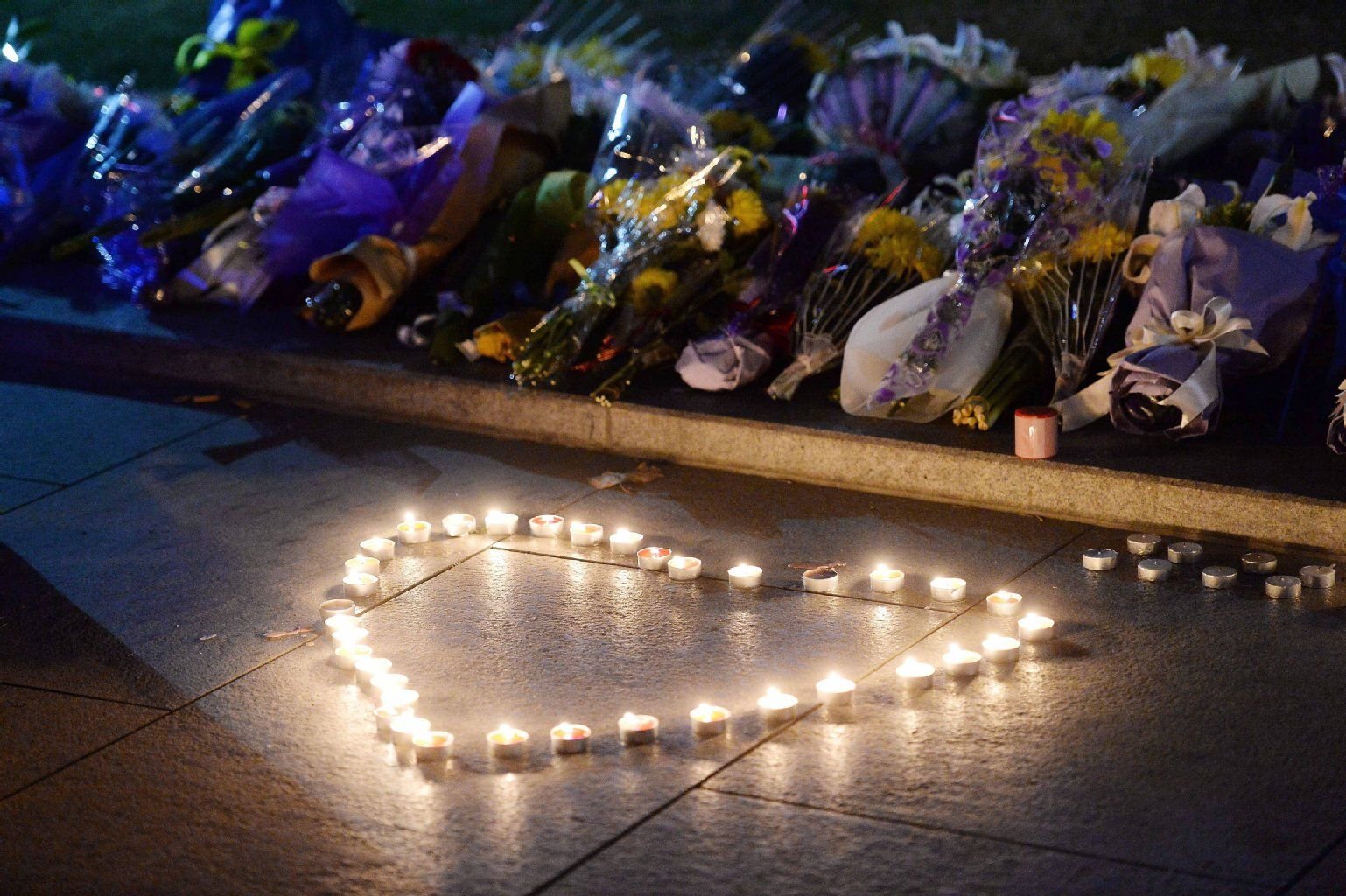 Hunderte Kerzen und Blumen erinnern in Shanghai an die Tragödie mit 36 Toten.