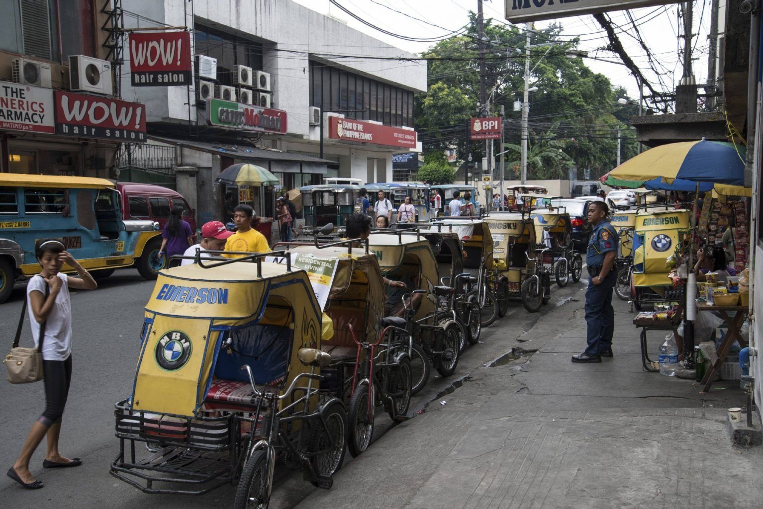 Fahrrad-Tuk-Tuks stehen am Straßenrand, Manila, Philippinen.
