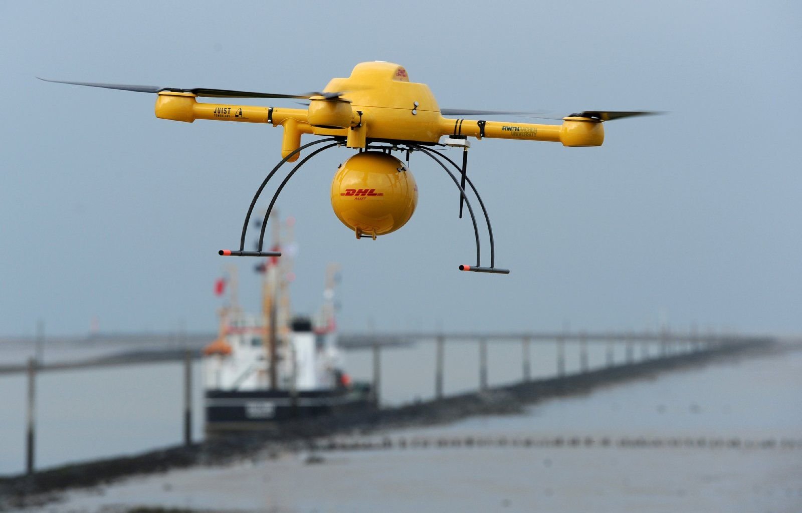 Der „Paketkopter“ der DHL startet mit Medikamenten beladen von Norddeich aus zu seinem Überflug auf die Insel Juist.