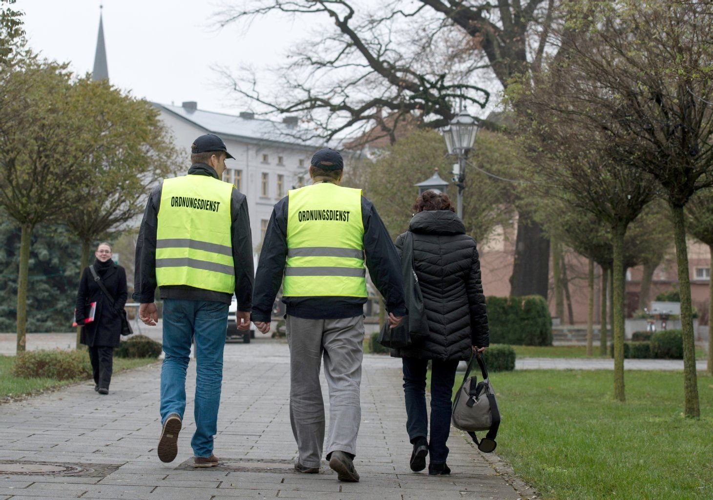 Zwei Mitarbeiter der Stadtverwaltung Guben sind als «Stadtwache» auf Streife in der Grenzstadt in Brandenburg unterwegs.