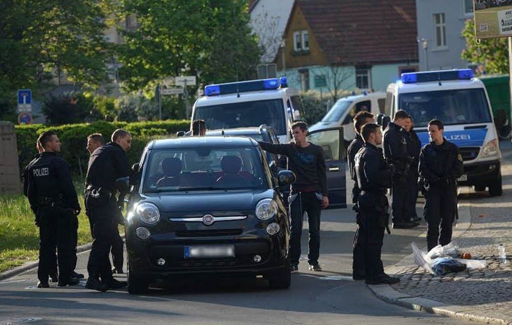 Einsatzkräfte sichern ein Fahrzeug von Verdächtigen. Das Auto wird dann akribisch unter die Lupe genommen.
