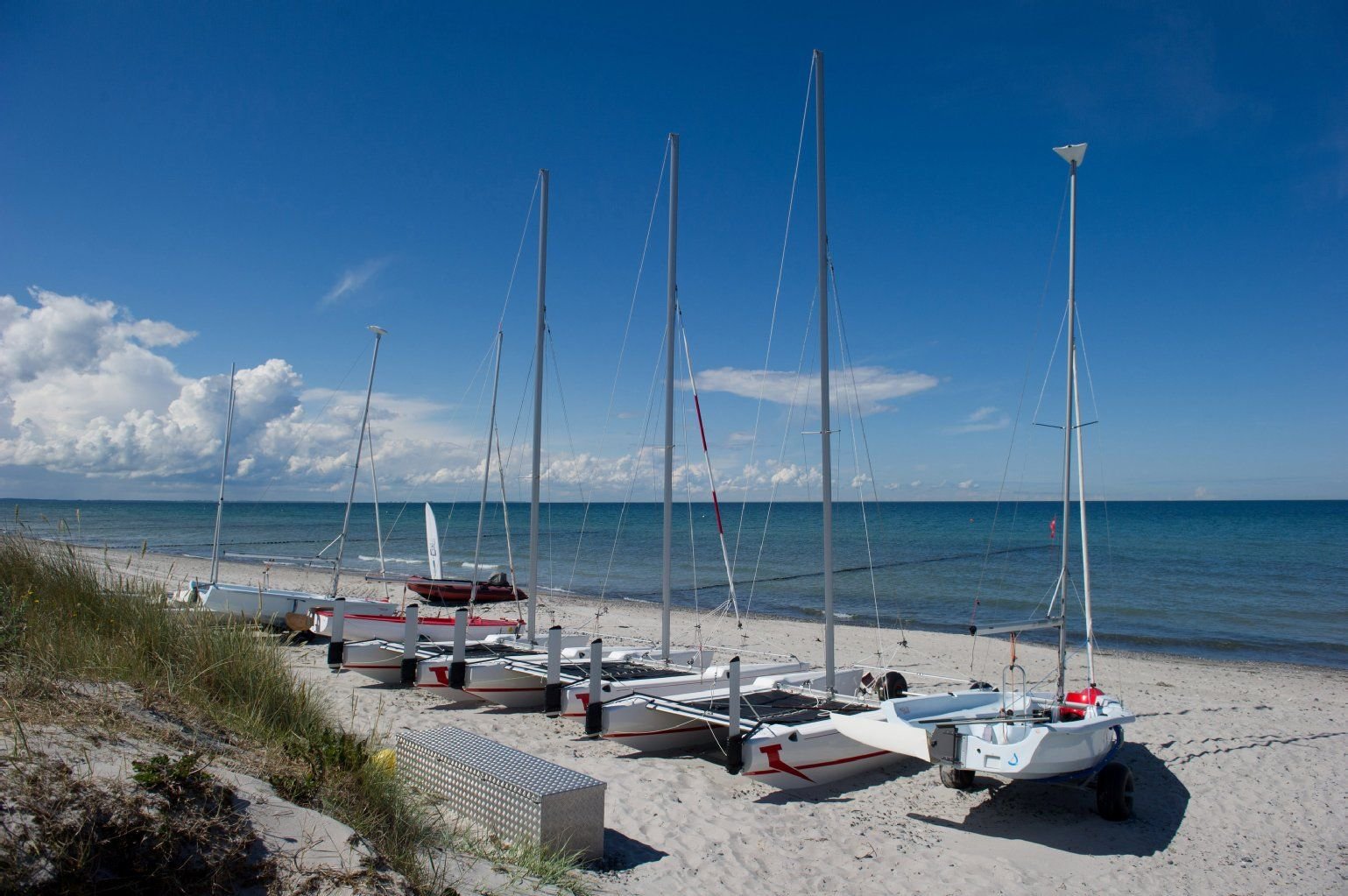 Boote einer Segelschule liegen im Fischerdorf Vitte auf der Insel Hiddensee (MecklenburgVorpommern) am Ostseestrand.