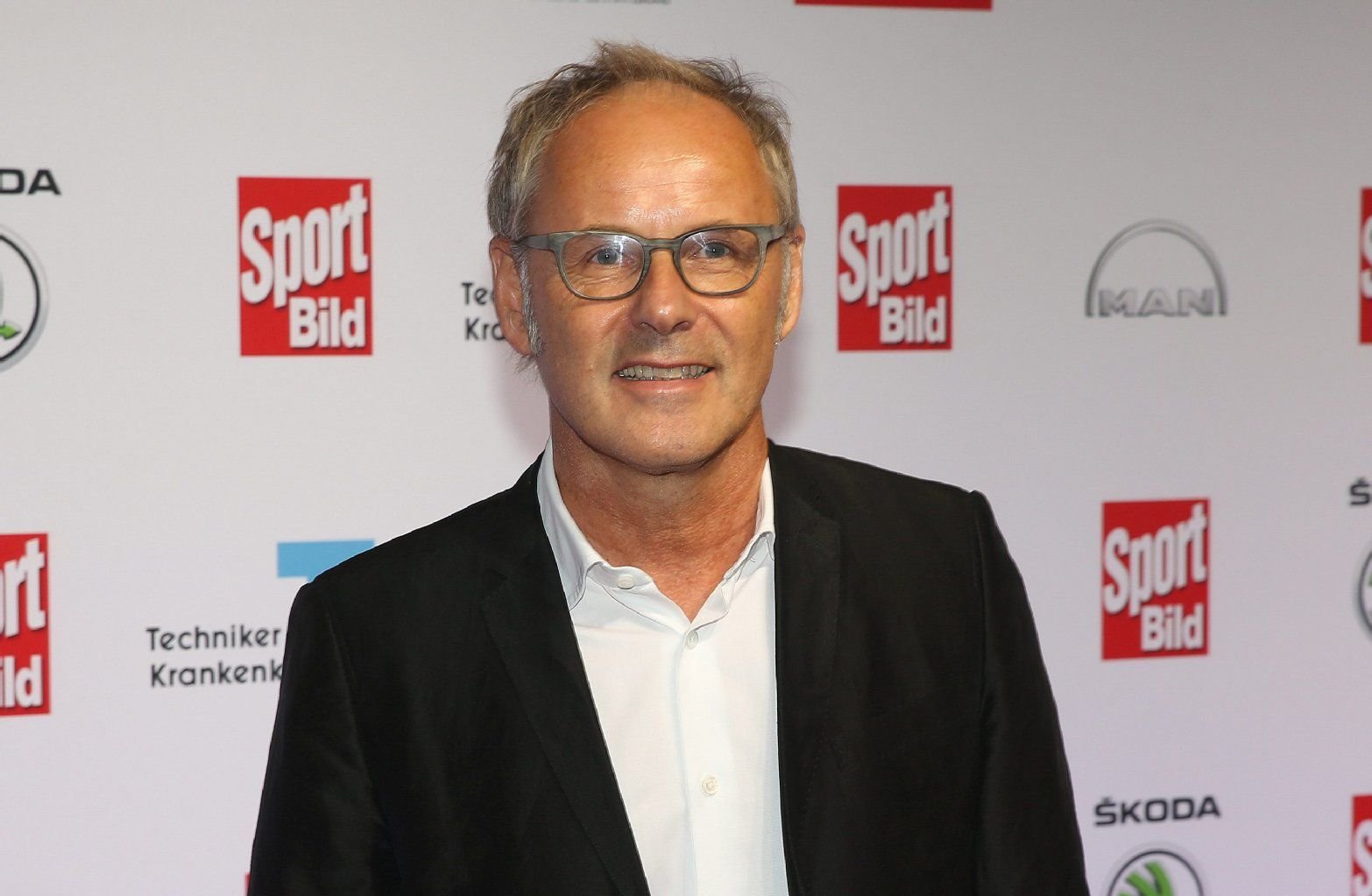 Reinhold Beckmann begann seine Fernseh-Karriere beim WDR, wechselte Mitte der 1990er-Jahre zu Sat.1 und 1998 zur ARD, wo er als Kommentator und Moderator von Fußballübertragungen zu sehen war.