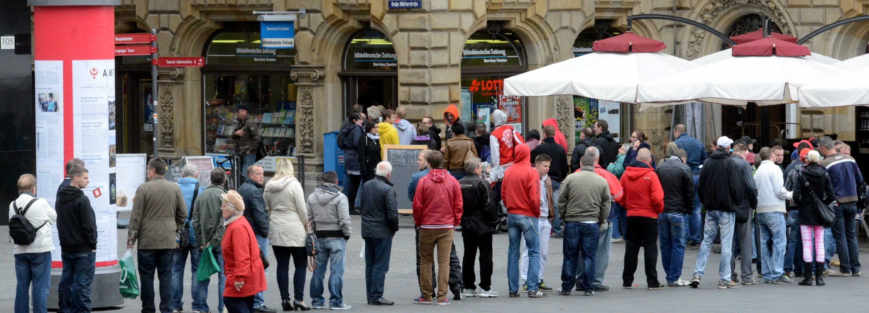 Vor dem MZ-Servicecenter auf dem Markt in Halle bildete sich auch eine Schlange.