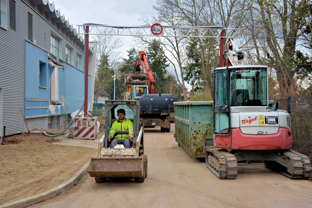 Auch im Außenbereich des Schwimhallengebäudes im Goethepark müssen die Bagger ganze Arbeit leisten. Der Eingang wurde in den vergangenen Monaten bereits abgerissen und wird später komplett erneuert. Auch Menschen mit Handicaps sollen das Gebäude problemlos erreichen können.