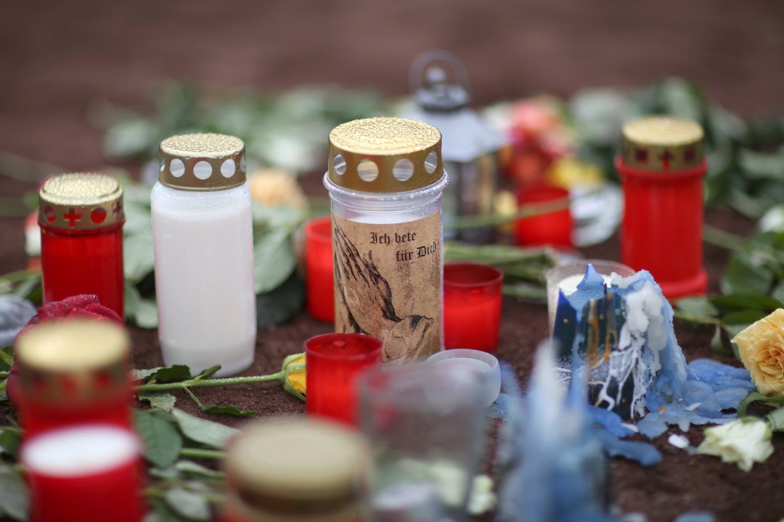 Blumen und Kerzen in Gedenken an die Opfer des Flugzeugabsturzes