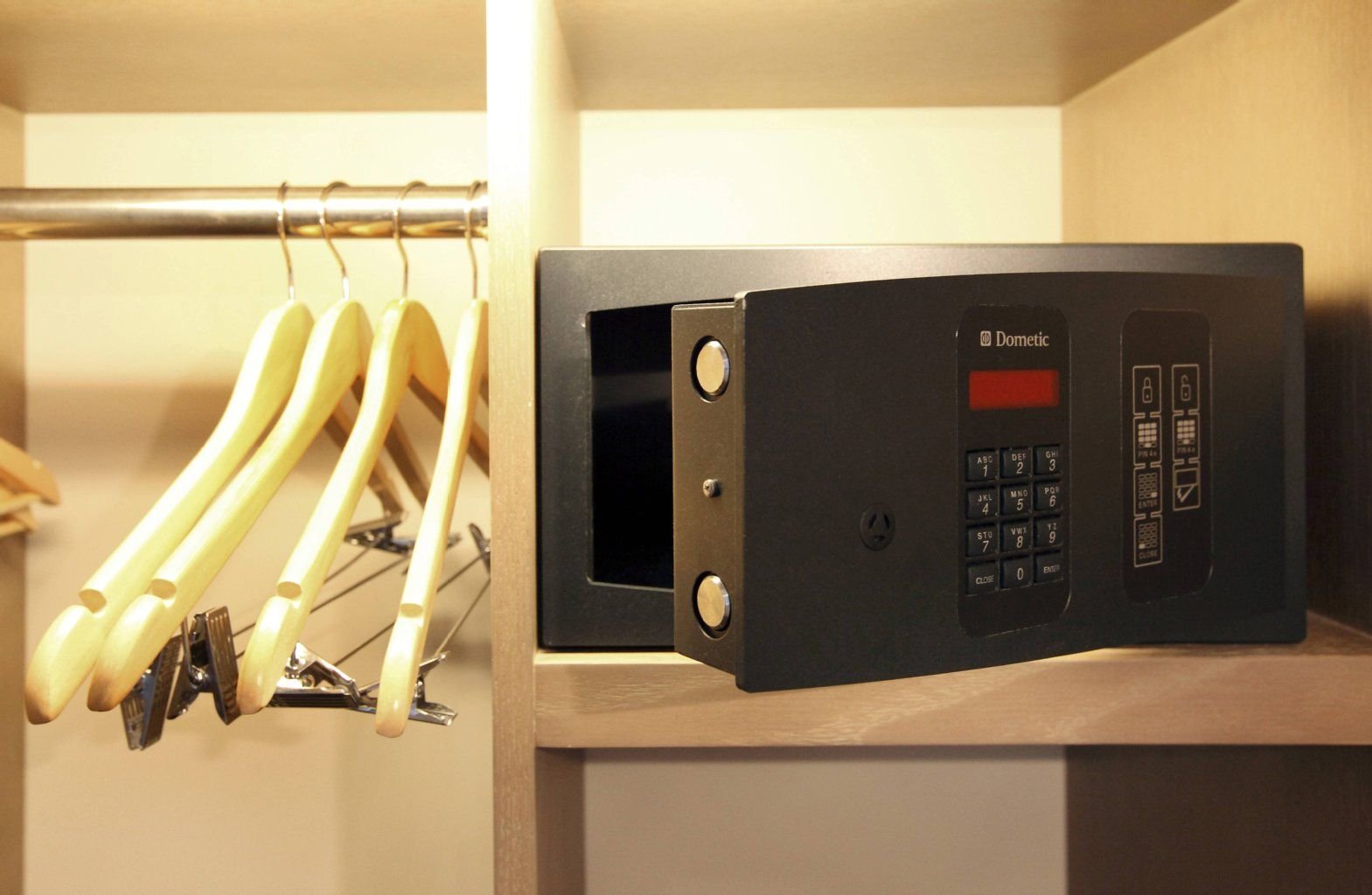 Zur Aufbewahrung von Wertgegenständen im Hotelzimmer wird der Safe von einer persönlichen Geheimzahl verschlossen.