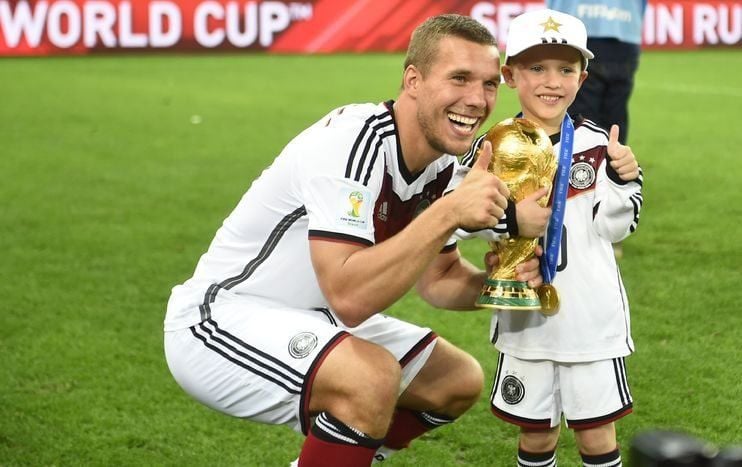 Lukas Podolski mit seinem Sohn Louis nach dem WM-Finale.