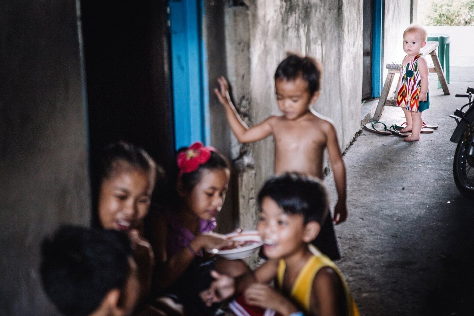 Die deutschen Fotografen: Insa Hagemann und Stefan Finger erreichten mit der Aufnahme der einjährigen Divine (hinten), die anderen Kindern beim gemeinsamen Essen und Spielen zuschaut.
