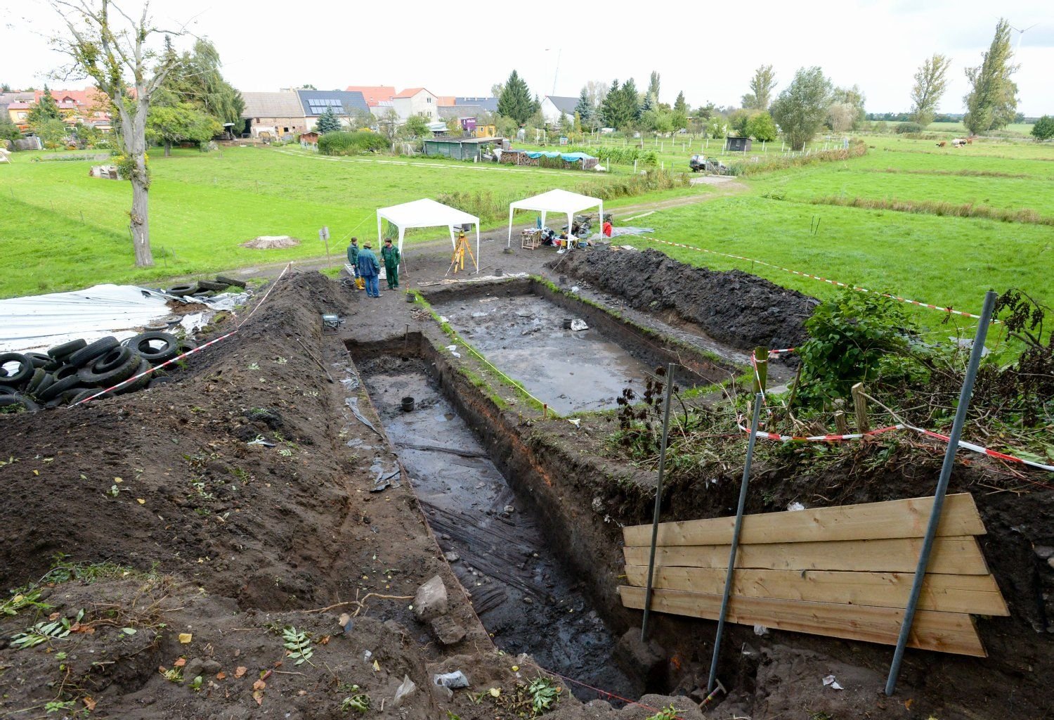 Das Grabungsfeld des Landesamtes für Denkmalpflege und Archäologie Sachsen-Anhalt (Halle/Saale) am 25.09.2014 in Kemberg (Sachsen-Anhalt).