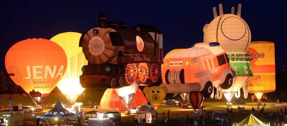 Das Ballonglühen ist eines der Höhepunkte der Balloon Fiesta, die in diesem Sommer nun erstmals in Halle veranstaltet wird. Im Takt zur Hintergrundmusik glimmen die Lichter der Figuren in allen Formen und Farben auf. Die Ballonfahrer kommen aus ganz Europa.