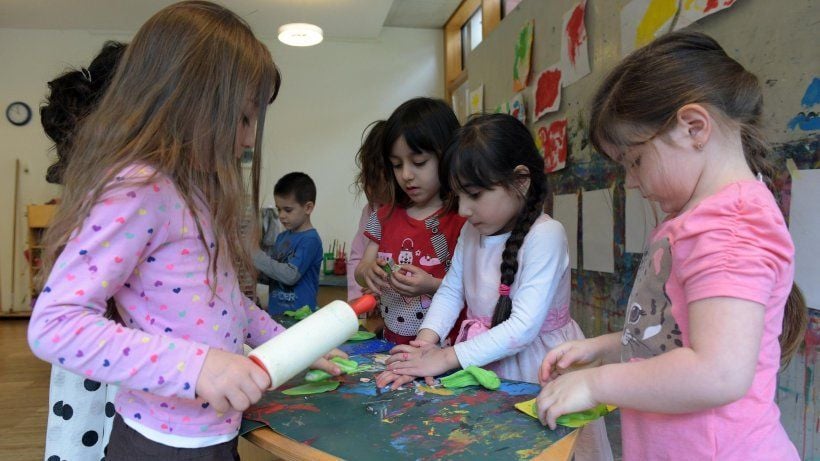 Basteln, kleben, kneten, schneiden: Im Kindergarten gibt es immer etwas zu tun.