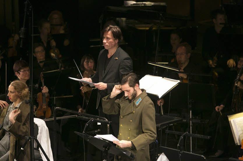 Kristjan Järvi (2. von rechts) dirigiert den „Johnny“ in Dessau.