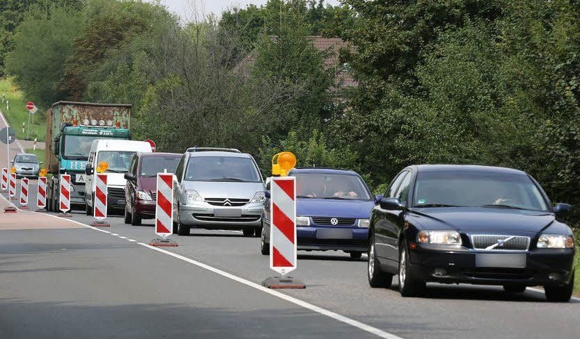 In Richtung Zeitz rollt der Verkehr auf der B 91 an der Baustelle vorbei.