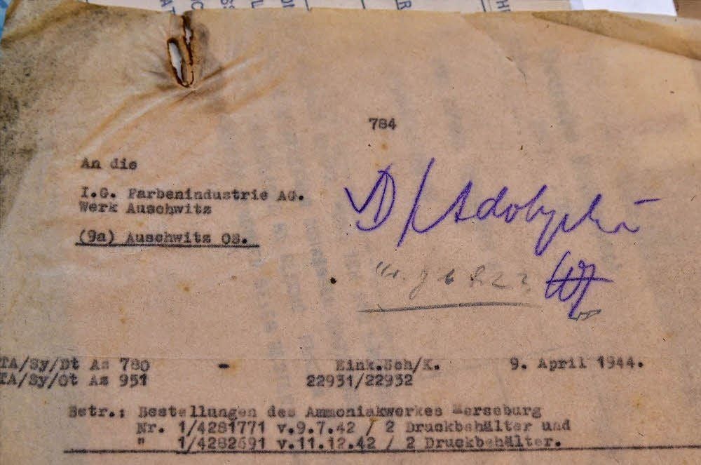 Der Bad Dürrenberger Manfred Linck hat durch Zufall Dokumente gefunden, die die Tätigkeit des bekannten Merseburger Wissenschaftlers Günther Adolphi in Auschwitz während der Nazi-Zeit dokumentieren. Bereits vor Jahren hatte ein Historiker entsprechende Verbindungen aufgedeckt.