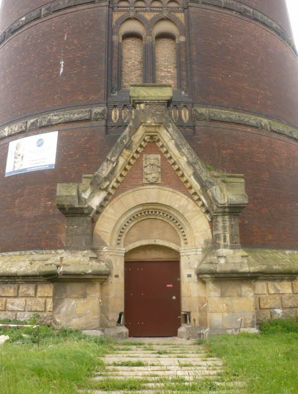 Das Portal des Wasserturms wird Samstag beleuchtet und bald saniert.