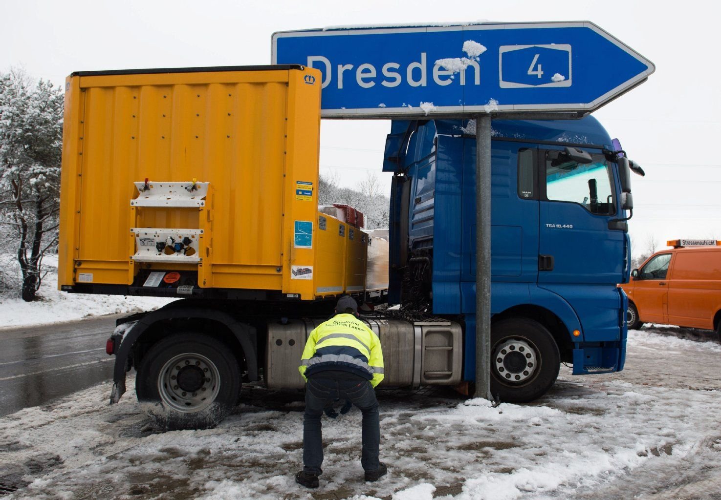 An der Anschlussstelle Erfurt-Ost der Autobahn 4 bei Erfurt steht ein LKW steht quer.