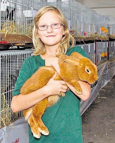 Marie Geister mit einem ihrer Roten-Neuseeländer-Kanichen