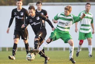 Die Verbandsliga-Fußballer des FC Grün-Weiß Piesteritz, hier Dennis Marschlich (2. v. r.) in Aktion gegen Halle-Ammendorf, erwarten am Sonnabend Abstiegskandidat TSV Völpke.
