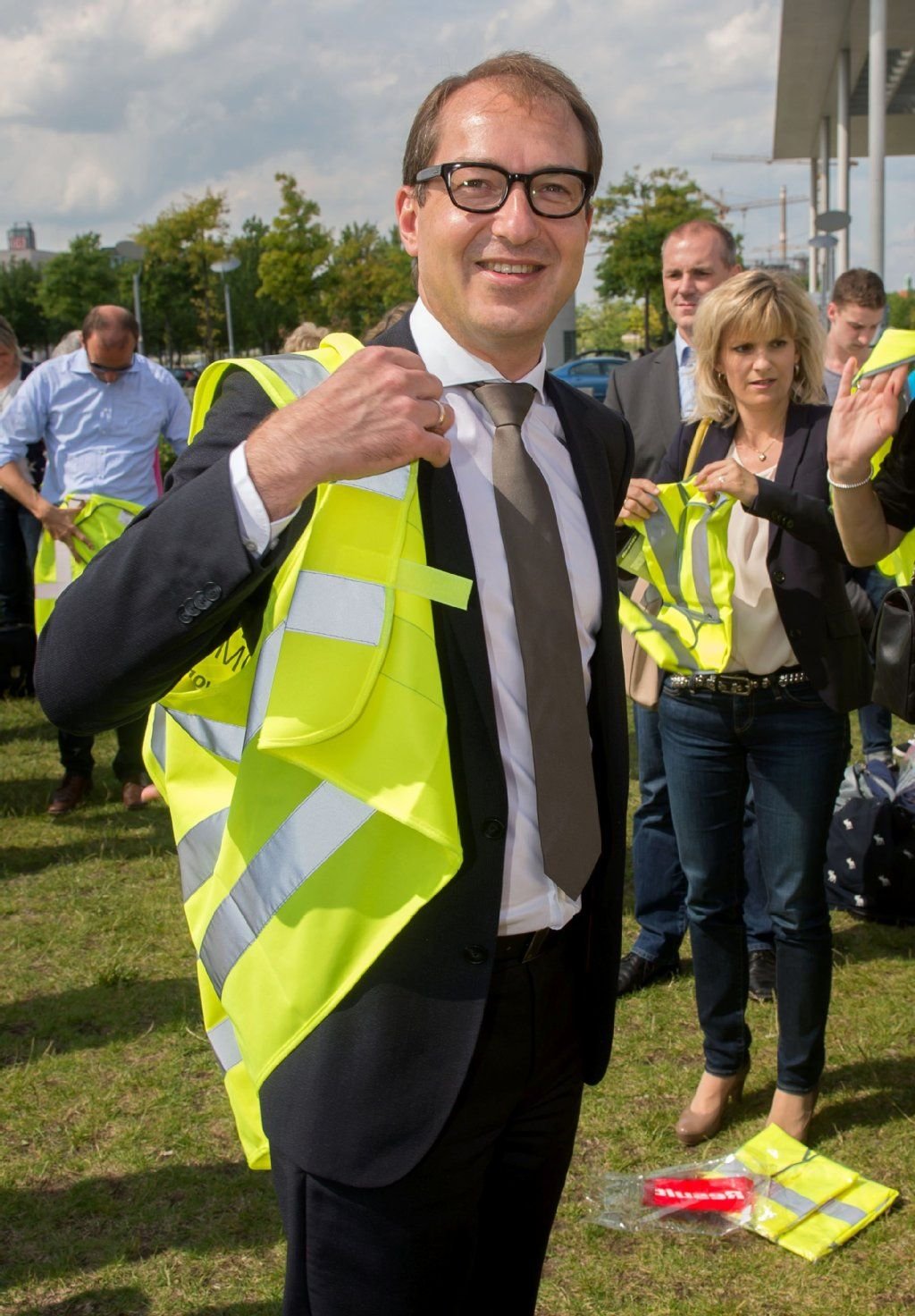 Bundesverkehrsminister Alexander Dobrindt mit Warnweste