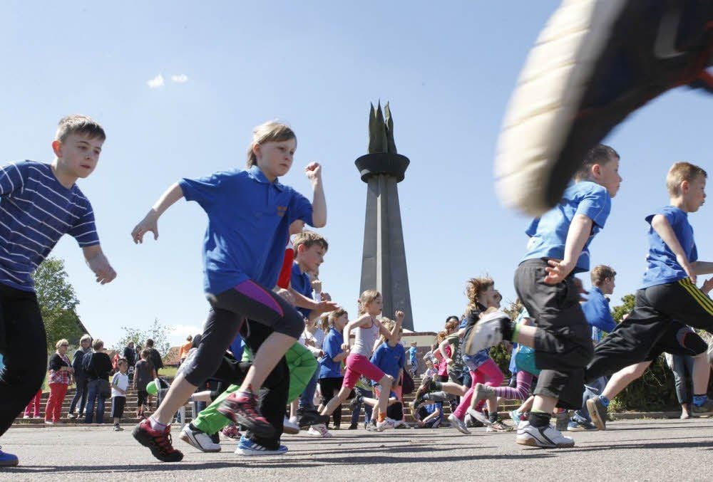 Auf die Plätze, fertig, los: Grundschüler starten auf die rund 260 Meter lange Runde um das Denkmal „Flamme der Freundschaft“.