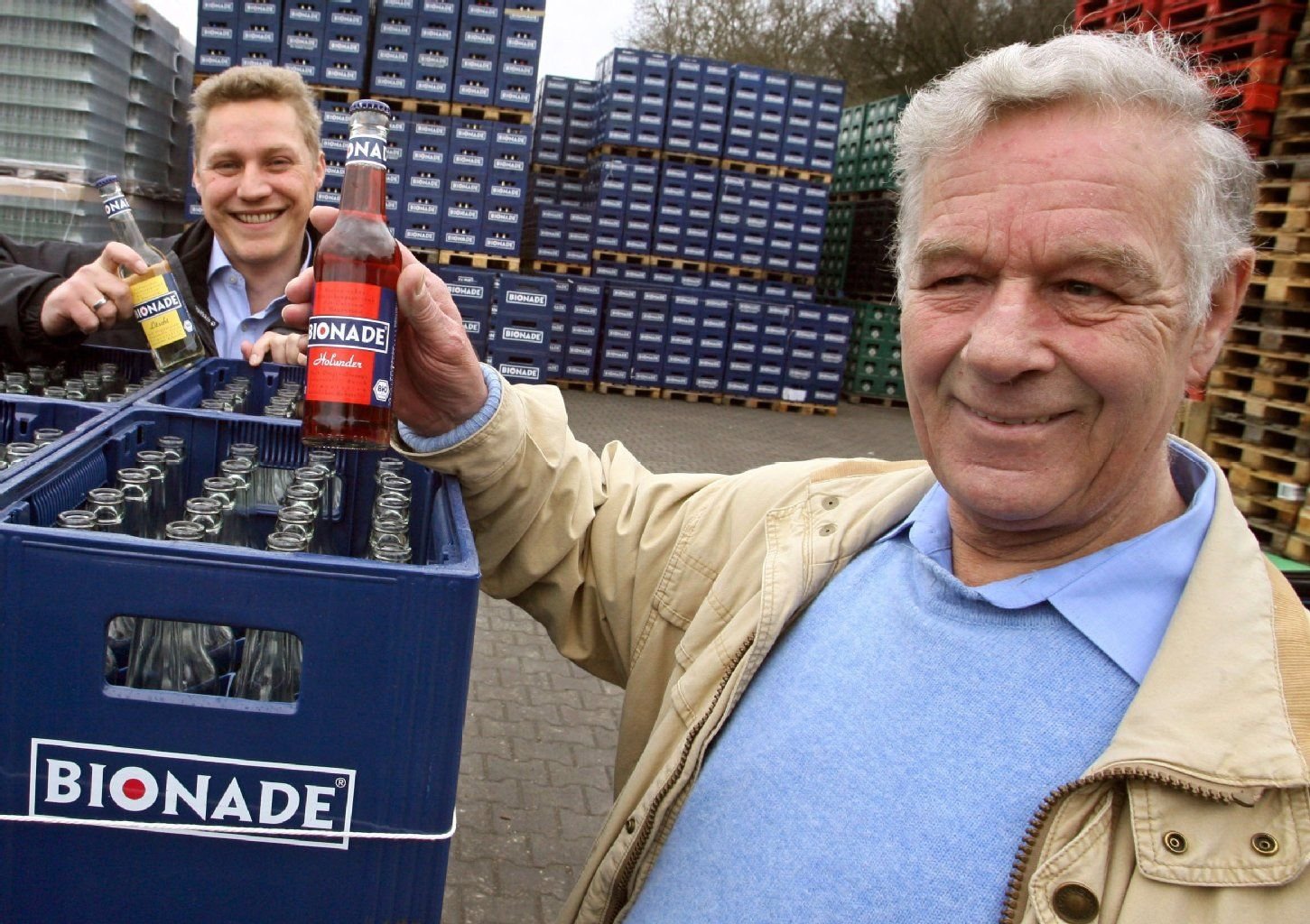 Dieter Leipold (r), Erfinder des Erfrischungsgetränkes „Bionade“ und sein Stiefsohn Peter Kowalski, der die Geschicke der Bionade-Heimatbrauerei Peter leitete.