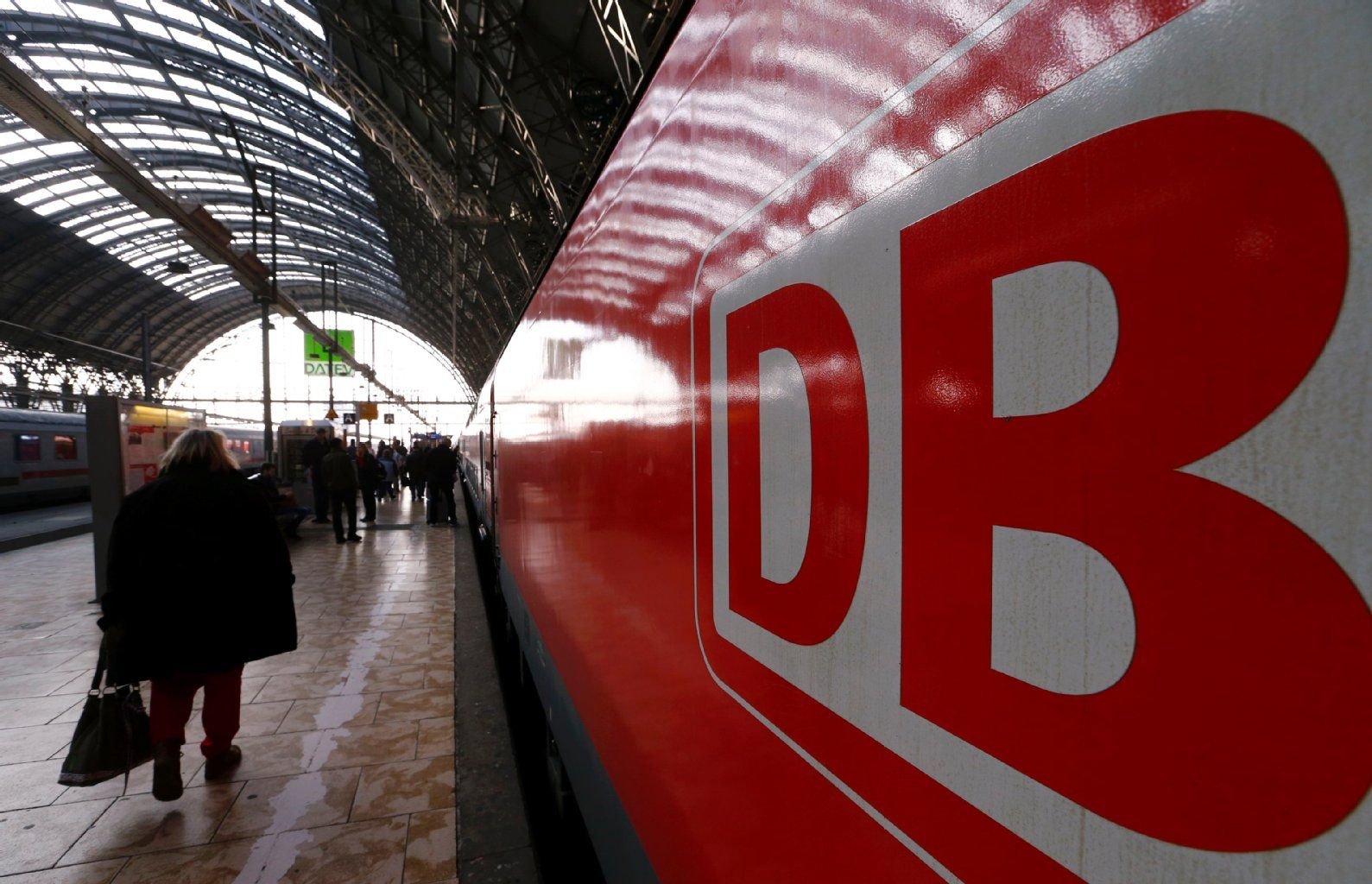 Rüdiger Grube, der Chef der Deutschen Bahn, hat ehemalige Reichsbahn-Zwangsarbeiter offiziell um Entschuldigung gebeten.