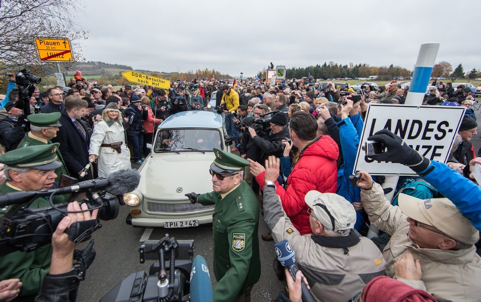 Der erste Trabant, der vor 25 Jahren die Grenze überquerte, fährt am 09.11.2014 über den damaligen Grenzübergang Ullitz von Sachsen nach Bayern. Anlässlich der Maueröffnung vor 25 Jahren am 09.11.1989 fuhr eine Karawane mit ca. 100 historischen Fahrzeugen von Plauen (Sachsen) nach Hof (Bayern) um die Öffnung der Grenze nachzustellen.