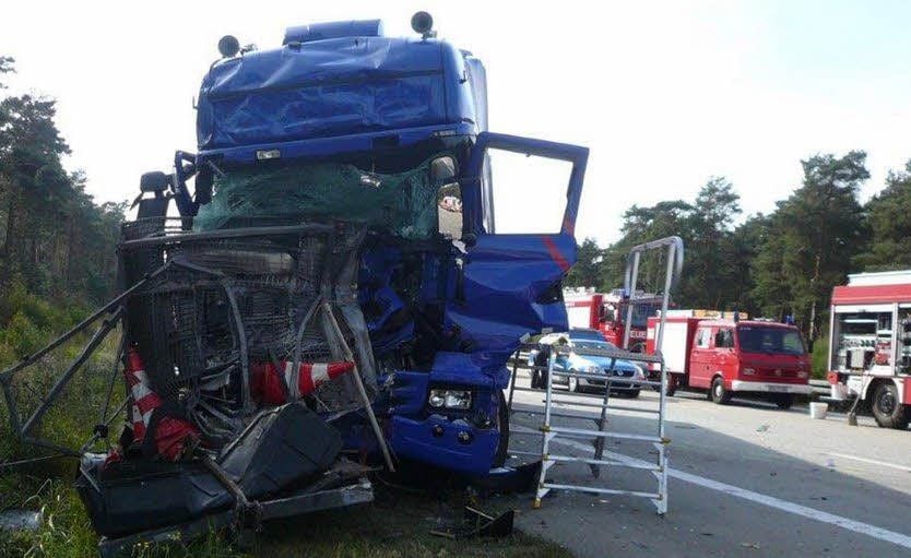 Auslöser des Unfalls war ein Laster, der auf einen Schilderwagen prallte.