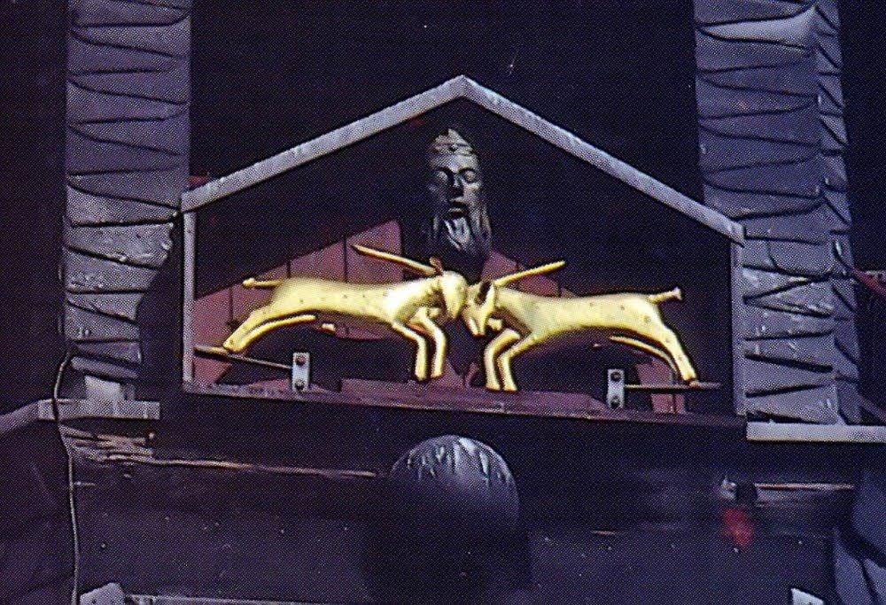 Hier waren die goldenen Tiere noch unversehrt. Das Foto hat Jörg Blencke als Mitarbeiter der Stadtverwaltung 1993 für eine Postkarte geschossen.