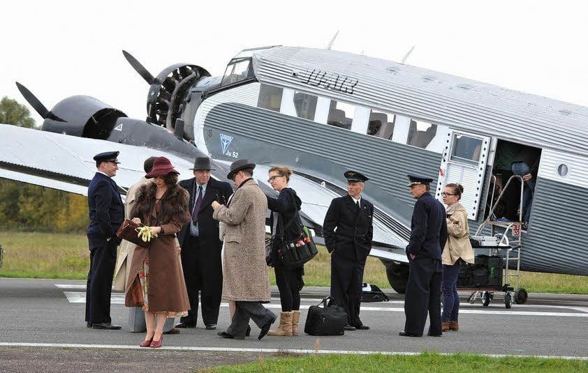 Auf dem Dessauer Flugplatz begann die Reise des Drehteams und der Darsteller. Sie führte über die Alpen bis zur Adriaküste.