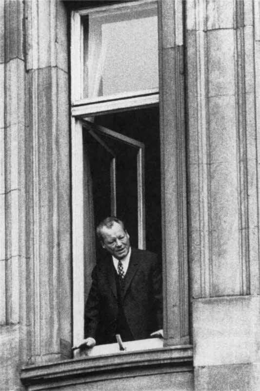 Legendärer Fensterblick: Brandt 1970 in Erfurt.