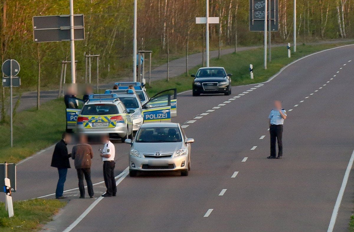 An der Europachaussee in Halle befragen Kollegen des getöteten Polizisten mögliche Zeugen des Unfalls. Ein zweiter beteiligter Motorradfahrer war einfach weitergefahren.