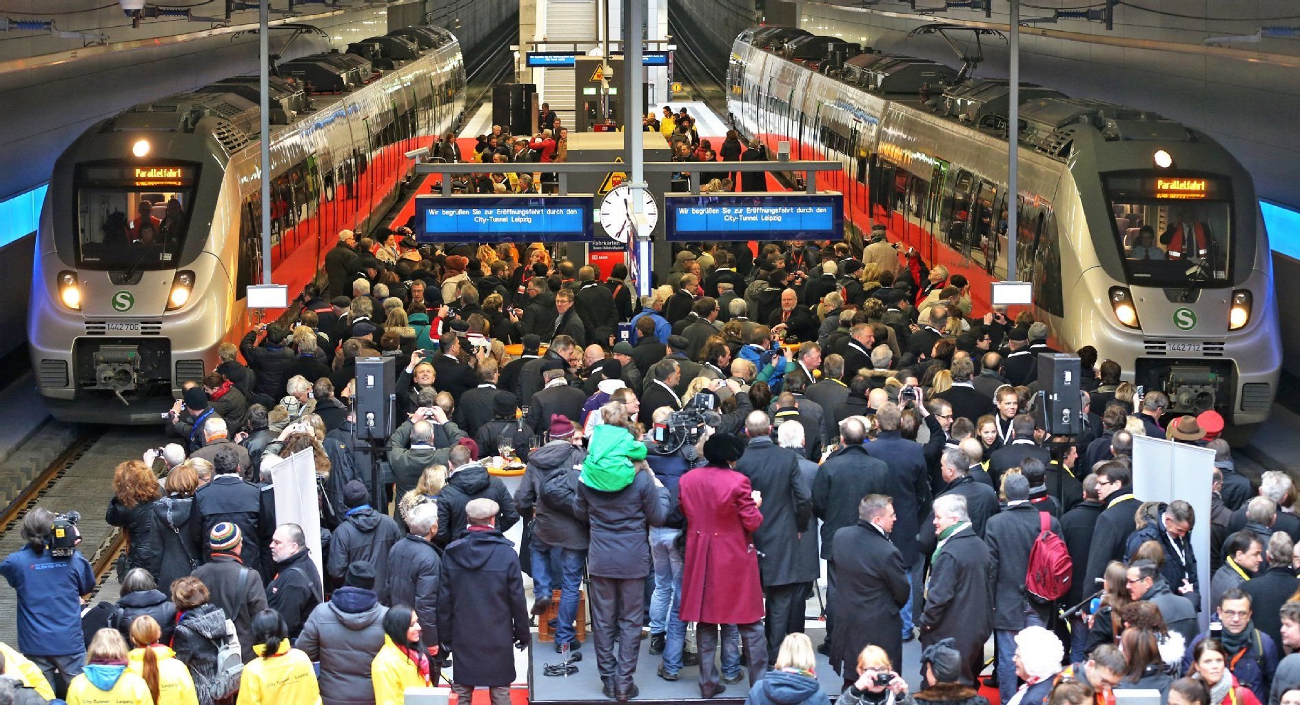 Mit einer Parallelfahrt wird am 14.12.2013 der City-Tunnel in der Station Bayerischer Bahnhof in Leipzig (Sachsen) eröffnet.
