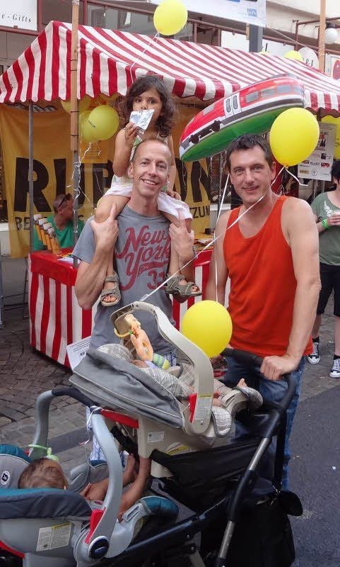 Die Väter Jürgen (l.) und Axel Haase mit der vierjährigen Yasmin auf den Schultern und den Zwillingen im Kinderwagen.