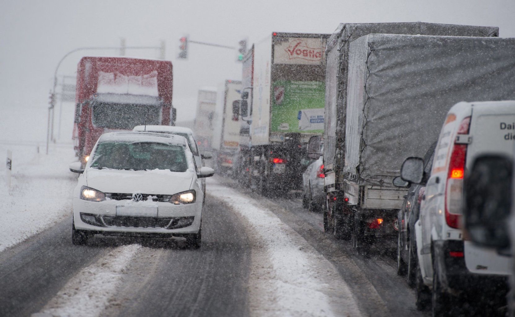 Die überraschende Rückkehr des Schnees überraschte am Gründonnerstag viele Autofahrer.