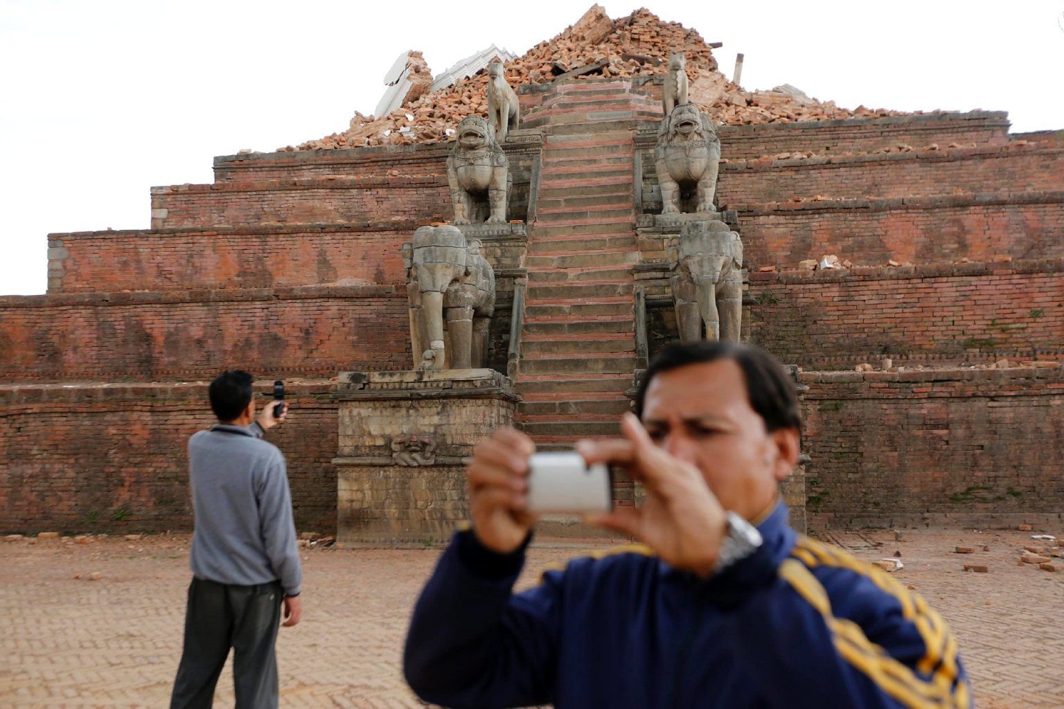 Dieser Tempel im Distrikt Vhaktapur wurde bei dem Erdbeben in Nepal stark zerstört.