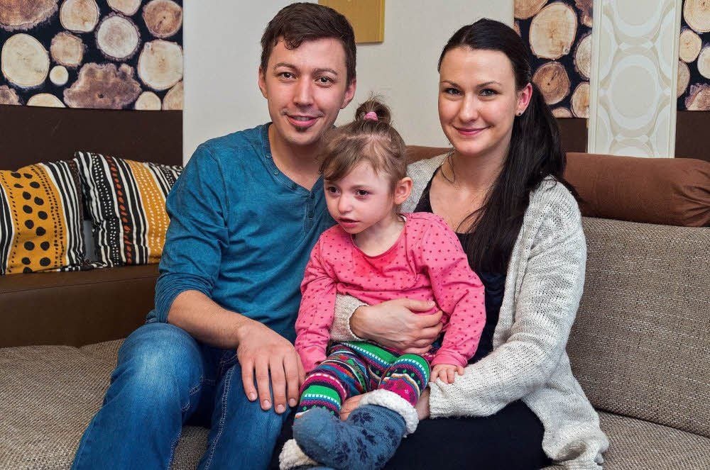 Stella und ihre Eltern Coralie Linke und Dominik Adler können den Umzug ins gesponserte Eigenheim kaum erwarten. Dann soll der Alltag leichter werden.