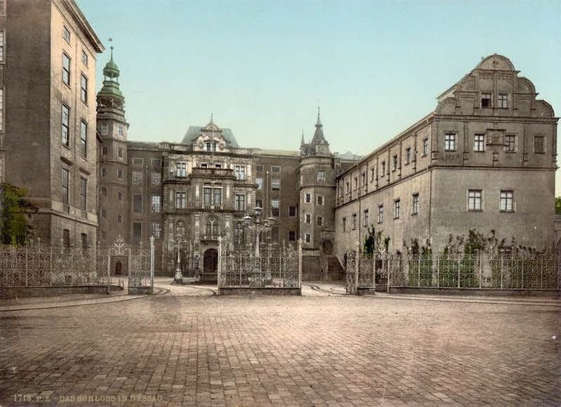 Das Schloss in Dessau, Postkarte vor 1945. In einem Tresor im Keller des im Weltkrieg zerstörten Gebäudes lagerten einige Gemälde.