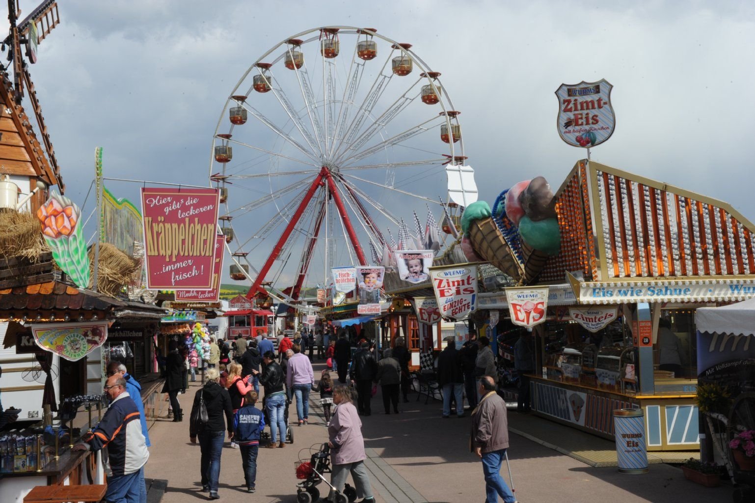 Das Riesenrad überragt die Geschäfte auf der Frühlingswiese in Eisleben.