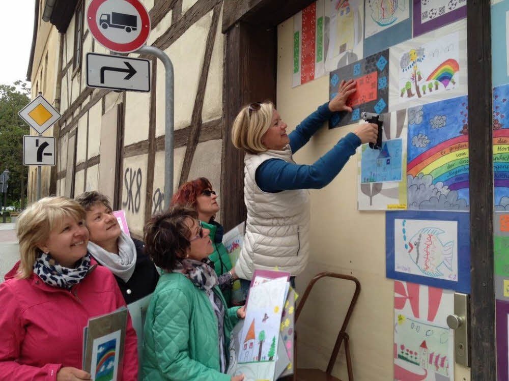 Über 100 Bilder haben die Hortkinder der Regenbogenschule für den Sachsen-Anhalt-Tag gemalt. Nun wurden die meisten von ihnen an einem nicht mehr ganz so ansehnlichen Haus in der Springstraße angebracht, wo sie die Besucher des Landesfestes erfreuen werden.