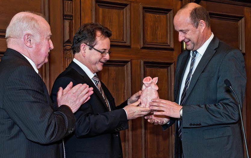 Landrat Frank Bannert (Mitte) schenkte Hartmut Handschak ein Sparschwein als Glücksbringer. Auch Kreistagsvorsitzender Frank Gebhardt (links) gehörte zu den ersten Gratulanten.
