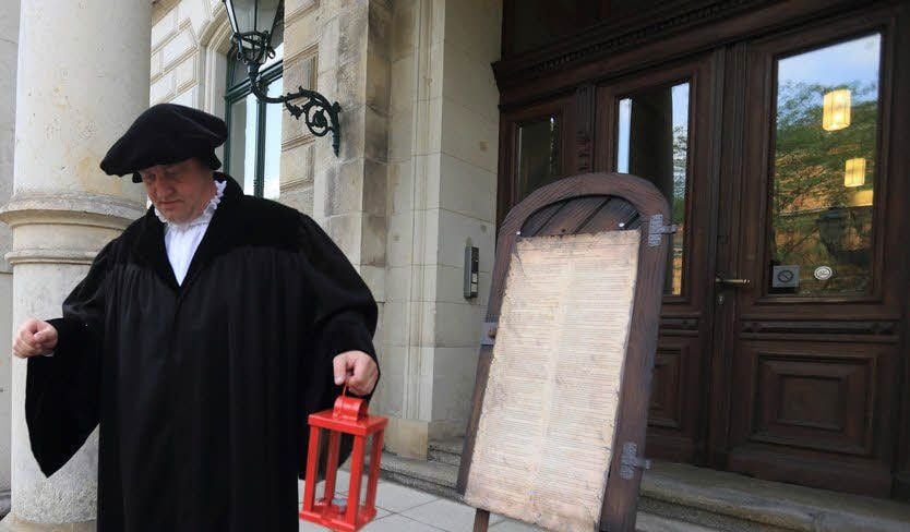 Ulrich Fischer als Martin Luther beim Thesenanschlag in Magdeburg.
