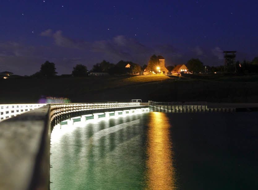 Der Blick auf und von der beleuchteten Seebrücke in Braunsbedra trügt. Idyllisch ist es derzeit hier nicht. Bei Bauarbeiten wurde am Montag erneut eine Fliegerbombe aus dem Zweiten Weltkrieg entdeckt.