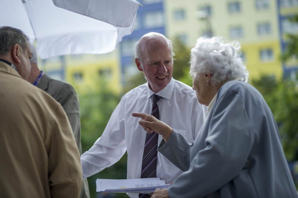 Seit September 2013 hatte Bernward Rothe (SPD, Mitte) im Raum Halle/Leipzig Unterschriften für eine Länderfusion gesammelt. Nun hat er nach eigenen Angaben genug zusammen.