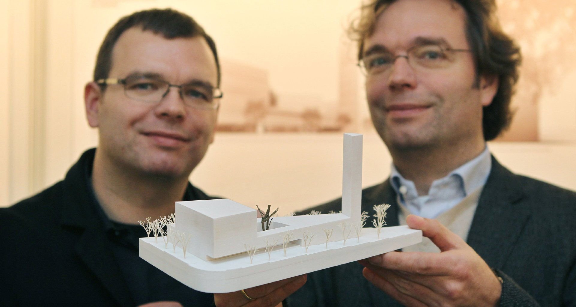 Die Architekten Ansgar (l) und Benedikt Schulz präsentieren ihren Entwurf für den Neubau der Propsteikirche in Leipzig.