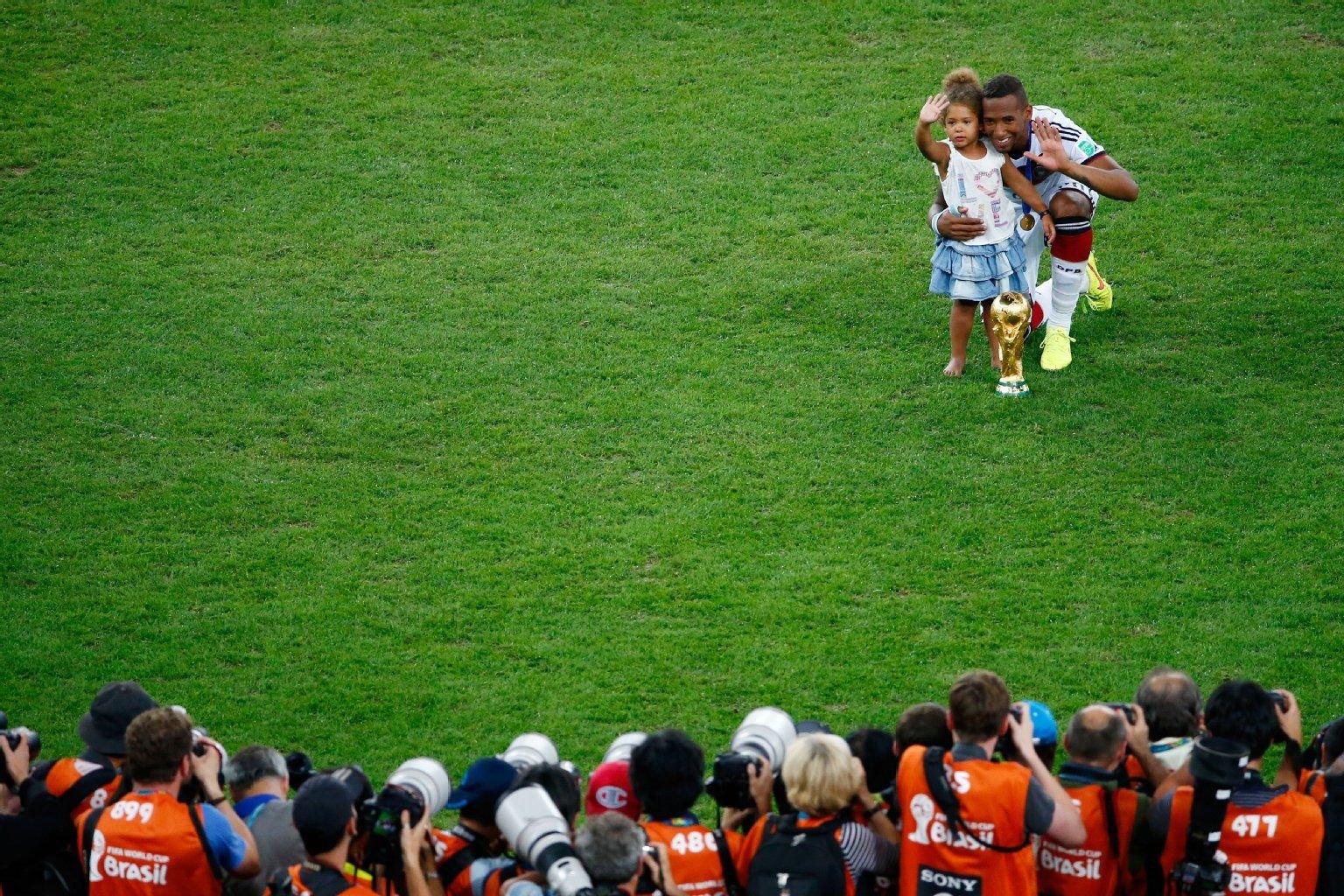 Jérôme Boateng genießt den Titel nach einer grandiosen Finalleistung und feiert mit seiner Tochter.