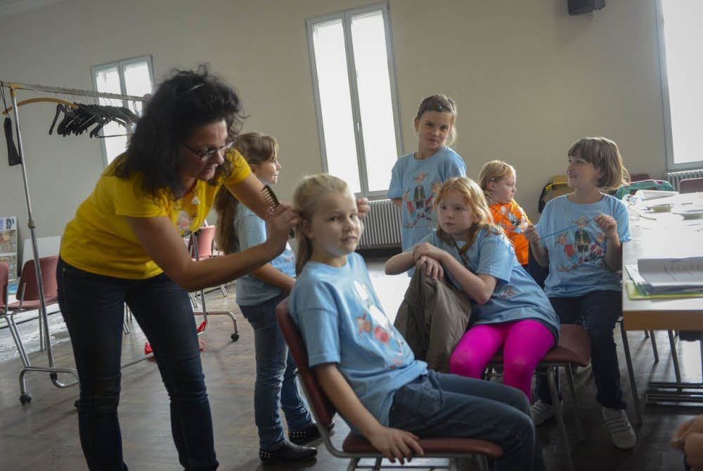 Chic für die Bühne: Katrin Bogda sorgt für den letzten Frisuren-Schliff bei den singenden Hortmädchen aus der Naumannschule.