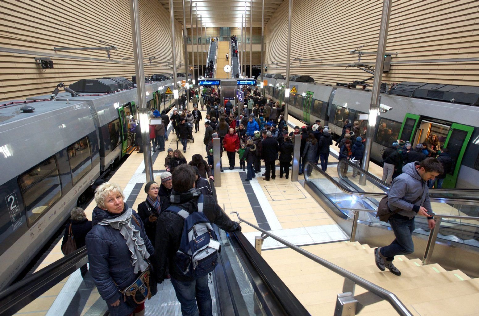 Der fahrplanmäßige unterirdische S-Bahn-Betrieb und die Umstellung des gesamten S-Bahn-Netzes der Region begann am Sonntagmorgen um 00.03 Uhr.